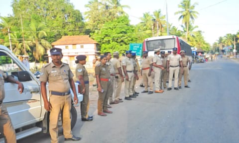 புத்தளம் பகுதியில் போலீஸ் பாதுகாப்பு போடப்பட்டிருந்த காட்சி.


