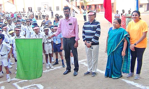 சிறப்பு மாரத்தான் போட்டியை மாவட்ட உடற்கல்வி அலுவலர் கிருஷ்ணசக்ரவர்த்தி  கொடியசைத்து தொடங்கி வைத்த காட்சி.