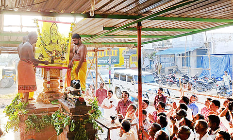 மாசித்திருவிழாவில் இன்று கொடியேற்றம் நடைபெற்றது.