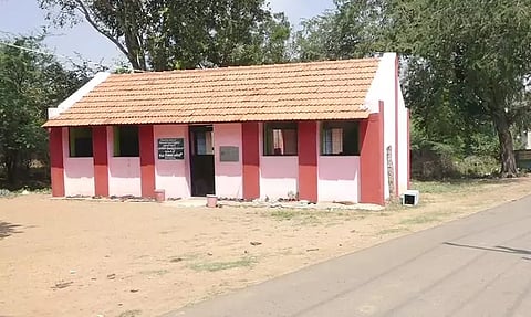மாணவ-மாணவிகள் தற்போது படித்து வரும் ஓட்டு பள்ளி கட்டிடம்.&nbsp;