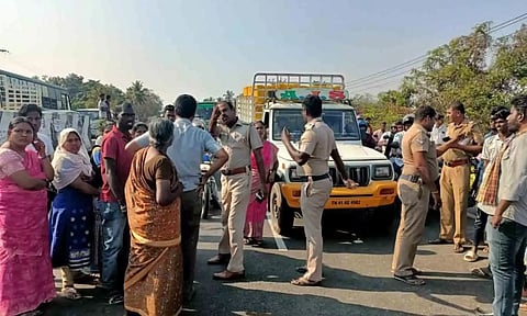 மறியலில் ஈடுபட்ட பொதுமக்களுடன் போலீசார் பேச்சுவார்த்தை நடத்திய காட்சி.&nbsp;