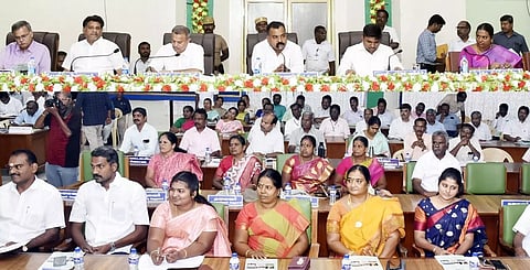 விருதுநகர் மாவட்ட வளர்ச்சி ஒருங்கிணைப்பு மற்றும் கண்காணிப்பு குழுக்கூட்டம் மாணிக்கம் தாகூர் எம்.பி. தலைமையில் நடந்தது. இதில் மாவட்ட கலெக்டர் ஜெயசீலன், 
எம்.எல்.ஏ.க்கள் அசோகன், ரகுராமன் மற்றும் பலர் கலந்துகொண்டனர்.