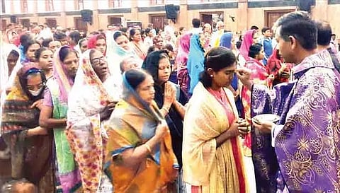 மதுரை ஞானஒளிவுபுரத்தில் உள்ள புனித வளனார் தேவாலயத்தில் நடைபெற்ற சிறப்பு திருப்பலியில் பங்கு  தந்தை ஜோசப், சாம்பலால் நெற்றியில் சிலுவை அடையாளமிட்டார்.