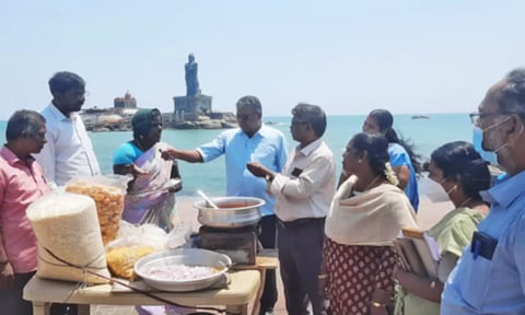 அதிகாரிகள் சோதனை நடத்தியபோது எடுத்த படம்.
