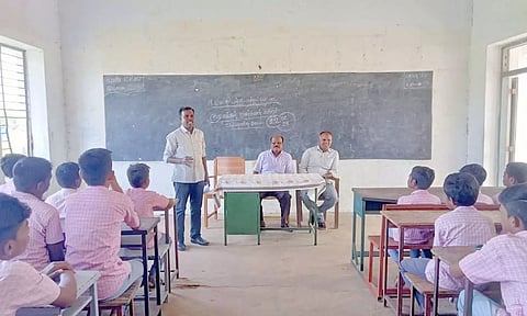 கூட்டத்தில் மன்ற  பொறுப்பாசிரியர் ராஜாராம் பேசினார்.