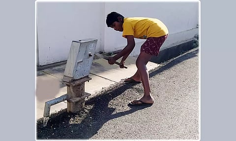 அடிகுழாயை மறைத்து சாலை அமைத்த காண்டிராக்டர்- நடவடிக்கை எடுக்க மக்கள் வலியுறுத்தல்