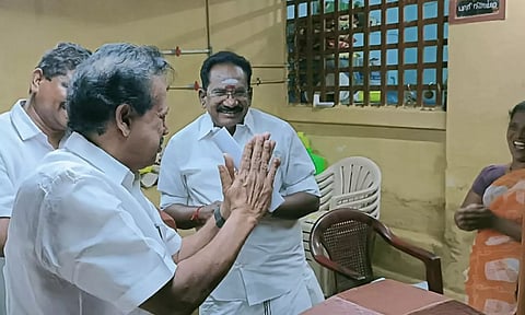 அமைச்சர் பொன்முடி, முன்னாள் அமைச்சர் செல்லூர் ராஜூ ஆகியோர் ஒரே இடத்தில் வாக்கு சேகரித்து பேசிக்கொண்ட காட்சி.