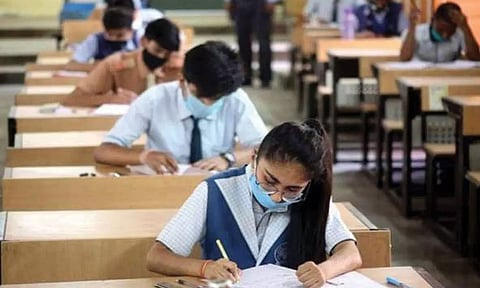 தமிழ்நாட்டில் சி.பி.எஸ்.இ. 10, 12-ம் வகுப்பு தேர்வு: சுமார் 1 லட்சம் மாணவ-மாணவிகள் எழுதினர்.