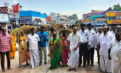 தென்காசி காசி விஸ்வநாதர் கோவிலுக்கு நாள் கதிர் எடுத்து வரப்பட்ட காட்சி.