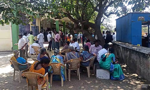முன்புற வாயில்  உள்ளிட்ட இடங்களில் கூட்டமாக அமர்ந்து கொண்டுருந்த பொது மக்களை படத்தில் காணலாம் .