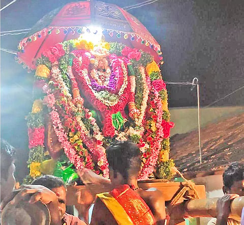 திருவிழாவில் சப்பர பவனி நடைபெற்ற காட்சி.