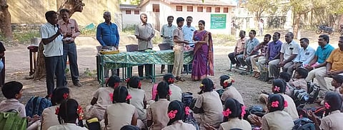 முகாம் நிறைவு விழாவில் மாணவர்களுக்கு பரிசு வழங்கப்பட்டது.
