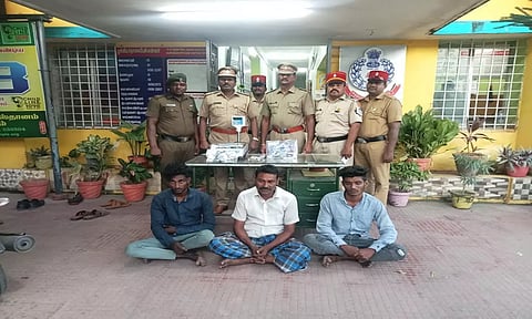 கைது செய்யப்பட்ட வாலிபர்களை படத்தில் காணலாம்.
