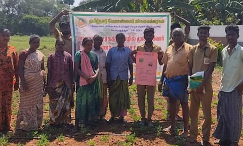 விவசாயிகளுக்கு வேளாண்மை மாணவர்கள் செயல் விளக்கம் அளித்த காட்சி.&nbsp;