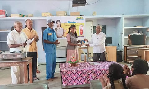 மாணவிகளுக்கு புத்தகம் பரிசளிக்கப்பட்ட&nbsp; காட்சி.&nbsp;