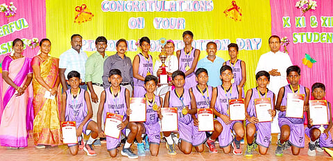 செயின்ட் தாமஸ் பள்ளி அணிக்கு  நடைபெற்ற பாராட்டுவிழாவில் தூத்துக்குடி மறை மாவட்ட ஆயர் ஸ்டீபன் அந்தோணி கலந்து கொண்டு வாழ்த்து தெரிவித்த காட்சி.