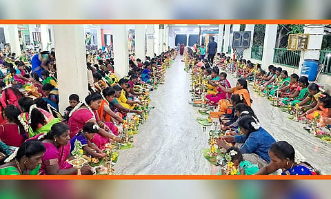 திருவிளக்கு பூஜையில் கலந்து கொண்ட பெண்களை படத்தில் காணலாம்.