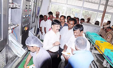 ஆவின் நிறுவனத்தில் அமைச்சர்  நாசர் திடீர் ஆய்வு செய்தார். அருகில் கலெக்டர் அனீஷ்சேகர், மேலாண் இயக்குநர் சுப்பையன் உள்ளனர்.