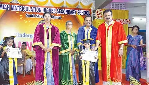 இஸ்லாமியா பள்ளியில் நடந்த விழாவில் தாளாளர் எம்.எம்.கே. முகைதீன் இப்ராஹிம் தலைமையில் முகமது சதக் பாலிடெக்னிக் கல்லூரி முதல்வர் அலாவுதீன் குழந்தைகளுக்கு பட்டம் வழங்கினார்.&nbsp;