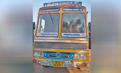 உடுமலையில்  கிராவல் மண் கடத்தலில் ஈடுபட்ட லாரி பறிமுதல்