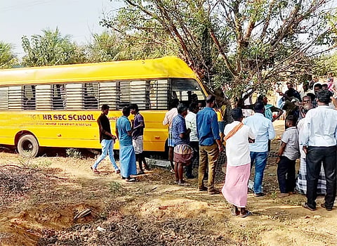 மரத்தில் மோதி நிற்கும் பள்ளி வாகனம்.&nbsp;