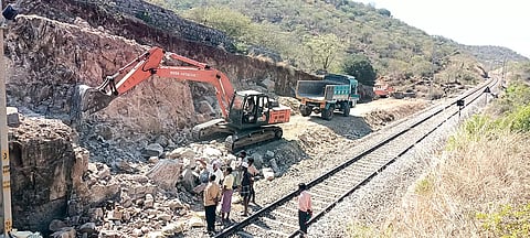ரெயில் பாதையில் தளர்வான பாறைகளை அகற்றும் பணி