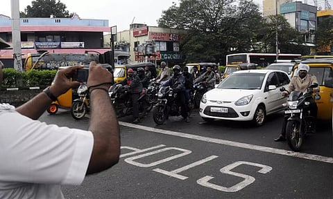 சென்னை போக்குவரத்து போலீசார் அதிரடி: 'ஸ்டாப்லைன்' கோட்டை தாண்டினால் ரூ.500 அபராதம்