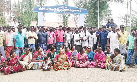 மீன்வள உதவி இயக்குனர் அலுவலகம் முன்பு போராட்டத்தில் ஈடுபட்ட மீனவர்கள்.