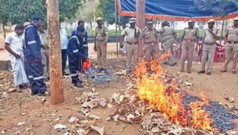 &nbsp;தீத்தடுப்பு பயிற்சி முகாம் நடந்தபோது எடுத்த படம்.