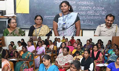 தன்னார்வ ஆசிரியர்களுக்கு திறன் பயிற்சி வழங்ப்பட்ட காட்சி.&nbsp;