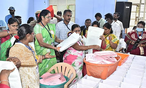 12-வது சுற்று வாக்கு எண்ணிக்கை நிறைவு: 75 பேர் டெபாசிட் இழப்பு