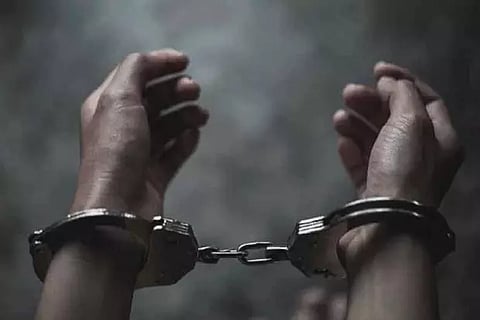 ஆலங்குடி அருகே மது விற்ற 2 பேர் கைது
