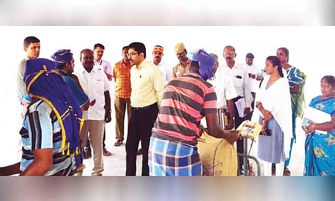 வெள்ளகோவில் ஒழுங்குமுறை விற்பனை கூடத்தில் செயல்படும் நேரடி நெல் கொள்முதல் நிலையத்தில்   கலெக்டர் வினீத் ஆய்வு மேற்கொண்ட போது எடுத்த படம்.
