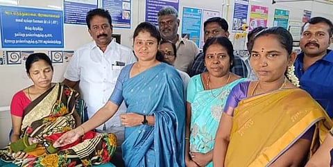 ராஜபாளையம் அரசு ஆஸ்பத்திரியில் பிறந்த ஒரு குழந்தைக்கு தங்கபாண்டியன் எம்.எல்.ஏ., நகர்மன்றத்தலைவர் பவித்ரா ஷியாம் ராஜா ஆகியோர் தங்கமோதிரம் வழங்கியபோது எடுத்த படம்.&nbsp;&nbsp;