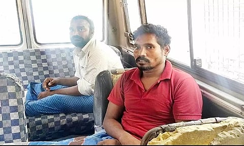 கைது செய்யப்பட்ட வாலிபர்களை படத்தில் காணலாம்.