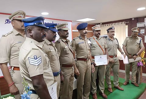 ராமநாதபுரம், சிவகங்கை மாவட்டங்களில் சிறப்பாக பணியாற்றிய போலீசாருக்கு டி.ஜி.பி. சைலேந்திரபாபு சான்றிதழ் வெகுமதி வழங்கி பாராட்டினார்.&nbsp;