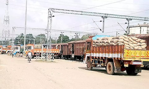 தஞ்சையில் இருந்து அரவைக்காக 2 ஆயிரம் டன் நெல் அனுப்பி வைப்பு