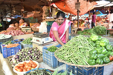 வ.உ.சி. மார்க்கெட்டில் காய்கறிகள் வரத்து குறைந்தது