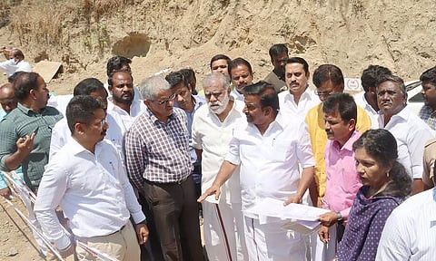 தேனி மாவட்டத்தில் குடிநீர் திட்ட பணிகளை அமைச்சர் நேரு ஆய்வு செய்தார். அருகில் அமைச்சர் இ.பெரியசாமி, கலெக்டர் ஷஜீவனா மற்றும் அதிகாரிகள் உள்ளனர்.