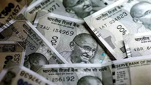 தேர்தல் அதிகாரிகள் ஆட்டோவை தடுத்து நிறுத்திய போது ரூ.88 ஆயிரத்தை நடுரோட்டில் வீசி சென்ற கும்பல்