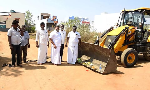 தார்சாலை அமைக்கும் பணிகளை நகராட்சி தலைவர் மூப்பன் ஹபீபுர் ரஹ்மான் தொடங்கி வைத்தார்.