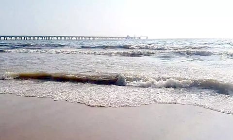 கடலில் படர்ந்துள்ள கச்சா எண்ணை.