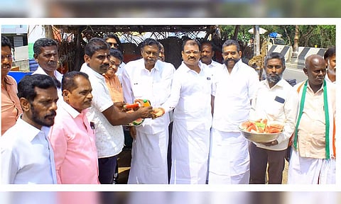 தனுஷ்கோடி ஆதித்தன்  பொதுமக்களுக்கு பழங்கள் வழங்கிய காட்சி.