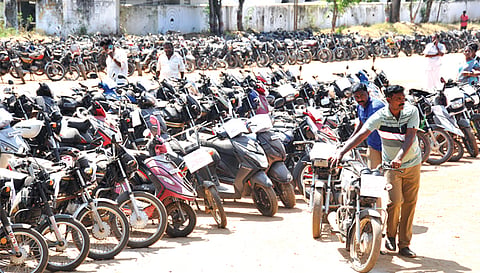&nbsp;வாகனங்களை ஏலம் எடுத்தவர்கள் ஓட்டி சென்ற காட்சி.
