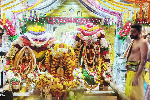 ஓசூர் தேர்பேட்டையில் உள்ள கல்யாண சூடேஸ்வரர் கோவிலில், ஸ்ரீ சந்திர சூடேஸ்வரர், மரகதாம்பாள் மற்றும் விநாயகருக்கு இன்று காலை சிறப்பு பூஜைகள் நடந்தபோது எடுத்த படம்.