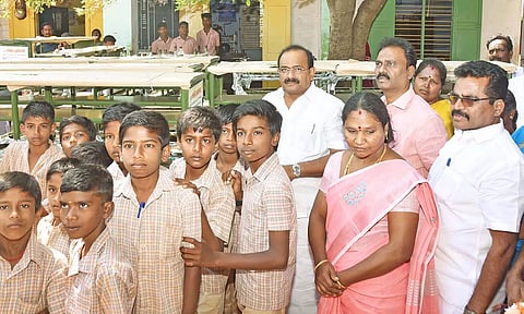 சத்திரப்பட்டி அரசு ஆண்கள் மேல்நிலைப்பள்ளி மாணவர்களுக்கு  தேவையான கல்வி உபகரணங்களை அமைச்சர் அர.சக்கரபாணி வழங்கினார்.