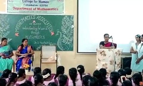 கணிதவியல் மன்ற விழா நடைபெற்றபோது எடுத்த படம்.