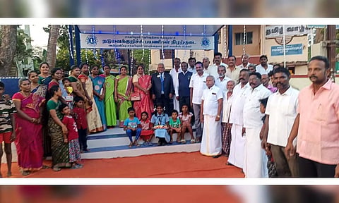 நடுவக்குறிச்சியில் புதிதாக அமைக்கப்பட்ட பயணிகள் நிழற்குடை திறப்பு விழா நடைபெற்ற போது எடுத்தபடம்.