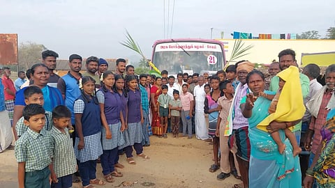 பேருந்துக்கு கரும்பு, மாலை அணிந்து பொதுமக்கள், பள்ளி மாணவர்கள் வரவேற்றனர்.