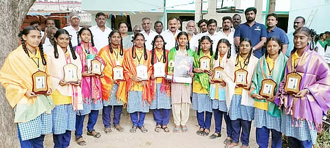 மகளிர் தினத்தை முன்னிட்டு செயற்கைகோள் உருவாக்கிய திருமங்கலம் அரசு பெண்கள் மேல்நிலைப்பள்ளி மாணவிகளுக்கு, மாணிக்கம் தாகூர் எம்.பி. பொன்னாடை அணிவித்து பாராட்டினார்.&nbsp;